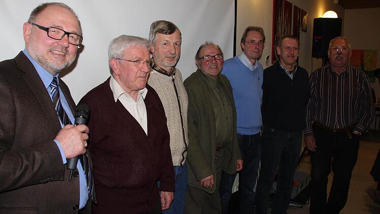 Die Gewinner des Brennholzes: Hermann Drummer, Klaus Müller, Wilhelm Schobert, Oskar Schmitt und Rudolf Overath mit Bürgermeister Robert Herrmann