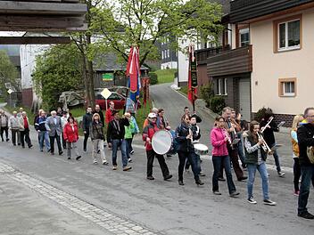 Marsch durch die Windheimer Straßen mit den Fahnen und den Frankenwaldmusikanten Windheim  Fotos: Simone Büttner