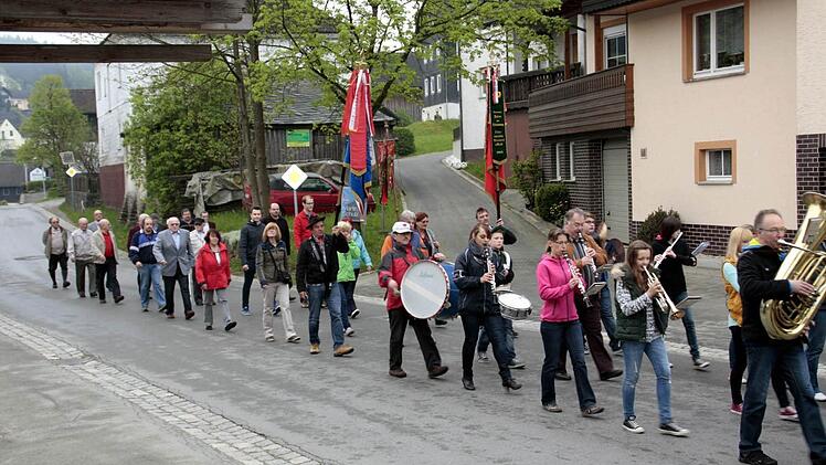Marsch durch die Windheimer Straßen mit den Fahnen und den Frankenwaldmusikanten Windheim  Fotos: Simone Büttner