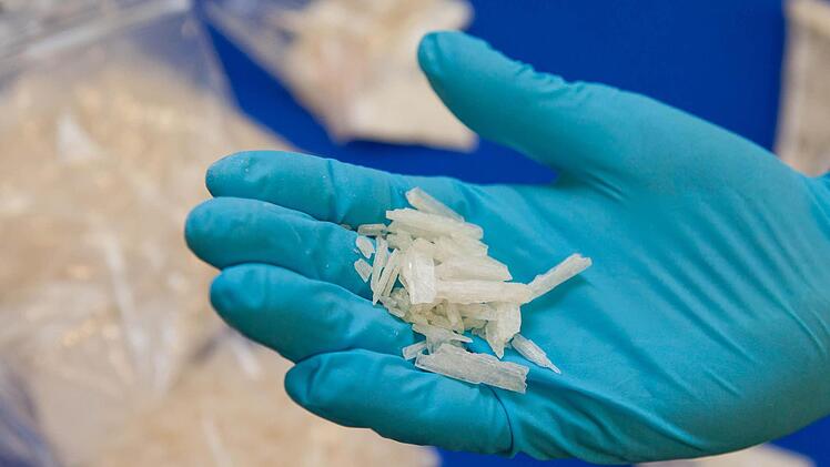 Der Besitz der Droge Crystal Speed und weitere Straftaten brachten einen 26-jährigen Mann aus dem Landkreis Kulmbach jetzt abermals hinter Gitter. Foto:dpa/Daniel Karmann
