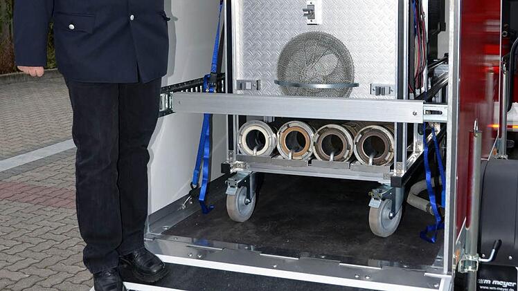 Im Hänger gut vertäut steht die Pumpe auf eigenen Rädern und kann von wenigen Hilfskräften entnommen werden.Foto: Peter Rauch