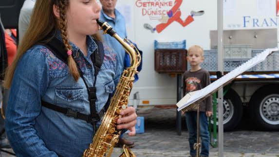 Lina Kastl spielte bei der Ausstellungseröffnung zum Tag des offenen Denkmals in Münnerstadt auf ihrem Saxophon. Foto: Björn Hein