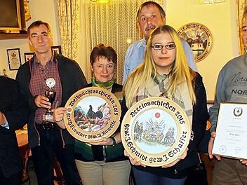 Die Geehrten mit ihren Pokalen und Urkunden Foto: Petra Malbrich