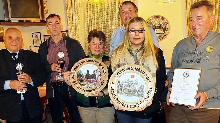 Die Geehrten mit ihren Pokalen und Urkunden Foto: Petra Malbrich