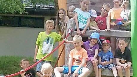 Die Kommunionkinder aus Sulzthal und Wirmsthal &uuml;bergaben ihre Spende pers&ouml;nlich an die Kinder im Kinderdorf Riedenberg.  Foto: S. Rost