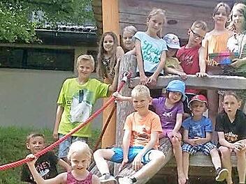 Die Kommunionkinder aus Sulzthal und Wirmsthal &uuml;bergaben ihre Spende pers&ouml;nlich an die Kinder im Kinderdorf Riedenberg.  Foto: S. Rost