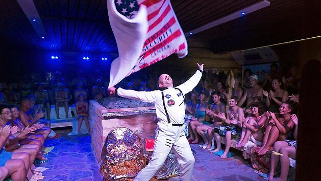 Der Aufguss mutiert zur Show. Foto: J&uuml;rgen Raab
