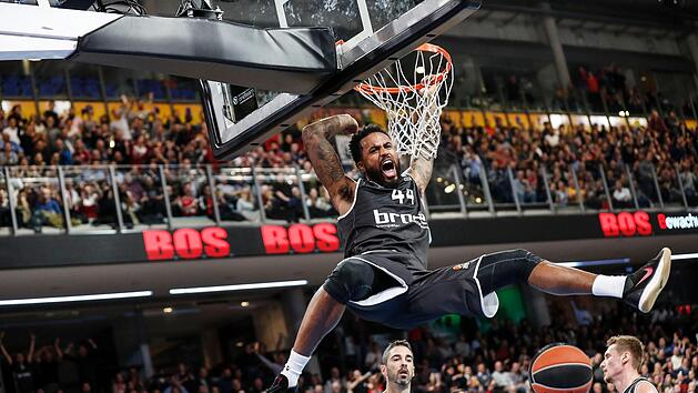 Mit spektakul&auml;ren Aktionen wie diesem Dunking heizte Bryce Taylor die Stimmung bei der Bamberger Aufholjagd an. Fotos: Daniel L&ouml;b