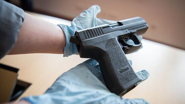 Mit einer Waffe hat ein 21-Jähriger in Alzenau seinen Nachbarn bedroht. Symbolfoto: Alexander Heinl/dpa