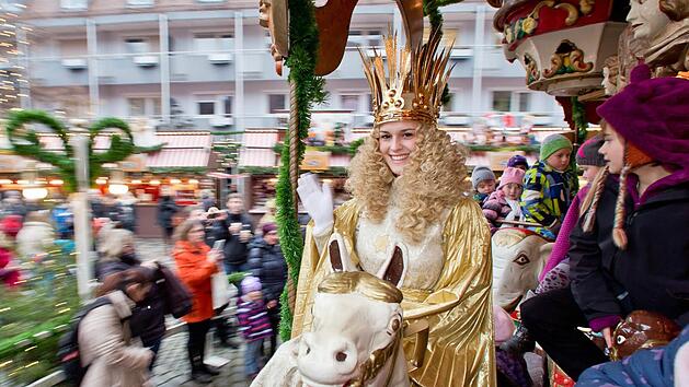 Vier Mal in der Woche besucht das N&uuml;rnberger Christkind die Kinderweihnacht und f&auml;hrt mit allen  Kindern auf dem Karussell.  Foto: Daniel Karmann/dpa