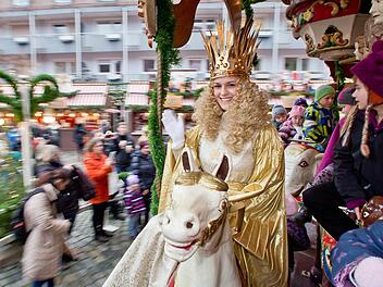 Vier Mal in der Woche besucht das Nürnberger Christkind die Kinderweihnacht und fährt mit allen  Kindern auf dem Karussell.  Foto: Daniel Karmann/dpa