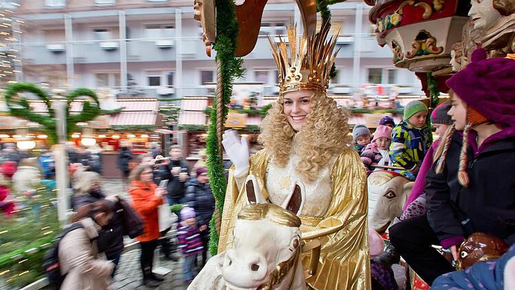 Vier Mal in der Woche besucht das Nürnberger Christkind die Kinderweihnacht und fährt mit allen  Kindern auf dem Karussell.  Foto: Daniel Karmann/dpa
