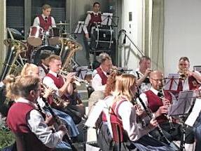 Sommernachtsfest: Das Blasorchester Ebern unterhielt am Abend in der Eberner Braugasse.  Foto: Saskia Nembach