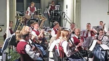 Sommernachtsfest: Das Blasorchester Ebern unterhielt am Abend in der Eberner Braugasse.  Foto: Saskia Nembach