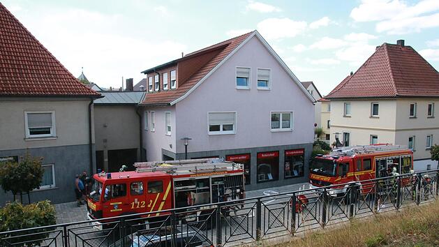 Die Feuerwehr war schnell mit gen&uuml;gend Einsatzkr&auml;ften vor Ort, um notfalls auch ein gro&szlig;es Feuer unter Kontrolle zu bekommen. Foto: Matthias Einwag