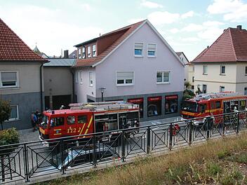 Die Feuerwehr war schnell mit genügend Einsatzkräften vor Ort, um notfalls auch ein großes Feuer unter Kontrolle zu bekommen. Foto: Matthias Einwag