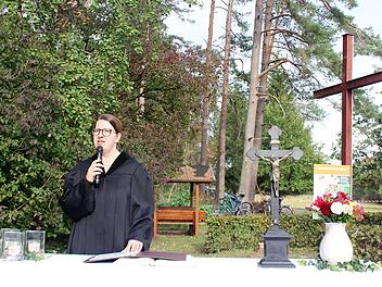 Diakonin Nora Knötig hielt die Predigt am Ummerstädter Kreuz zum 30. Jahrestag der Deutschen Einheit am 3. Oktober. Foto: Carsten Höllein