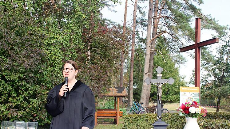 Diakonin Nora Knötig hielt die Predigt am Ummerstädter Kreuz zum 30. Jahrestag der Deutschen Einheit am 3. Oktober. Foto: Carsten Höllein