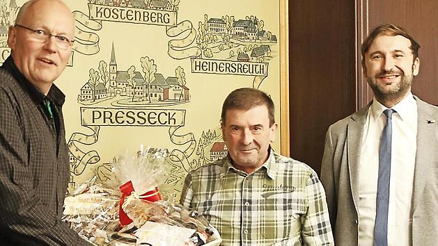 Bürgermeister Christian Ruppert (rechts) und Verwaltungsleiter Frank Wunner (links) verabschiedeten Matthias Engelhardt in den wohlverdienten Ruhestand.
