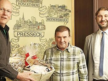 B&uuml;rgermeister Christian Ruppert (rechts) und Verwaltungsleiter Frank Wunner (links) verabschiedeten Matthias Engelhardt in den wohlverdienten Ruhestand.