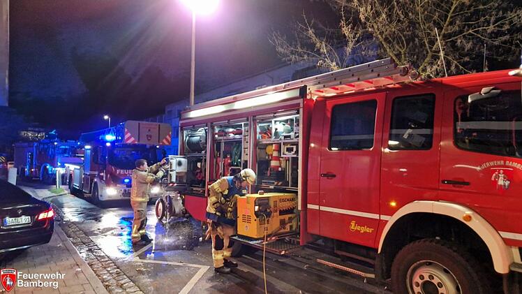 Bamberg: Motorrad in Flammen - "erhebliche Schäden" an Wohnhaus
