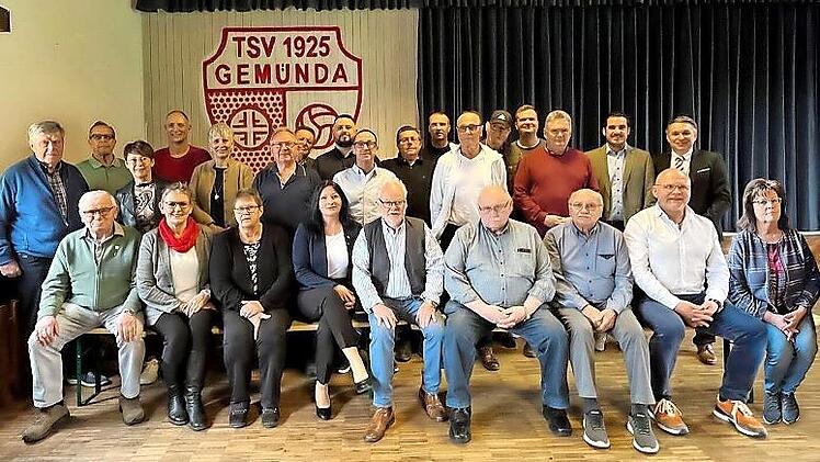 Der TSV 1925 Gemünda ehrte in seinem Jubiläumsjahr zahlreiche treue Mitglieder und Mitarbeiter im Vorstand.