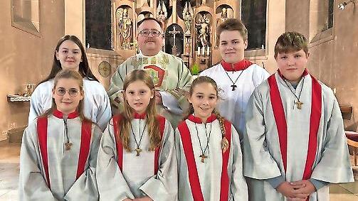 Eingeführte und verabschiedet Ministranten mit Pfarrer (von links): Anna Hansel, Pfarrer Norbert Wahler, Gabriel Brand, Greta Warter, Paulina Birkstedt, Ina Reusch und Finn Durgut.