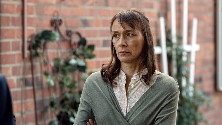 Die Mutter des Verd&auml;chtigen, Elsbeth Jensen (Katarina Gaub), verteidigt ihren Sohn.