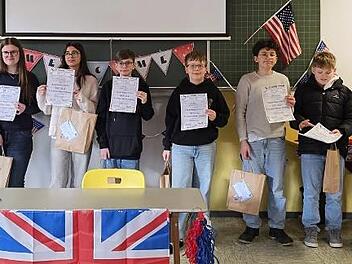 Nach dem Vorlesewettbewerb (v.l.): Theresa Richter (Fachberaterin f&uuml;r Englisch an Mittelschulen), Vedad Becarevic (AST Forchheim), Amelia Drozdowska (MS Heroldsbach), Khadija Khudiyeva (RvT Forchheim), Nick Zeitler (MS Eggolsheim), Tim Hoffmann (M...