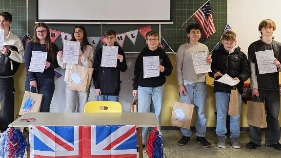 Nach dem Vorlesewettbewerb (v.l.): Theresa Richter (Fachberaterin f&uuml;r Englisch an Mittelschulen), Vedad Becarevic (AST Forchheim), Amelia Drozdowska (MS Heroldsbach), Khadija Khudiyeva (RvT Forchheim), Nick Zeitler (MS Eggolsheim), Tim Hoffmann (M...