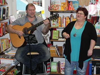 In der ungewohnten Umgebung einer Buchhandlung präsentierten Sonja Tonn und Thomas "Wulli" Wullschläger ihre neue CD. Foto: mk