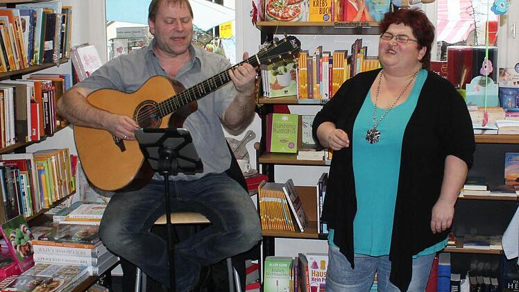 In der ungewohnten Umgebung einer Buchhandlung präsentierten Sonja Tonn und Thomas "Wulli" Wullschläger ihre neue CD. Foto: mk
