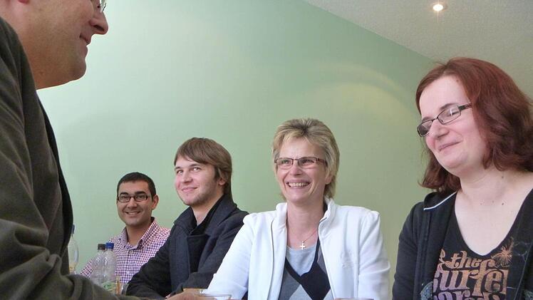 Deutsche und Türken im Gespräch (von links) Ayhan Mazioglu, Salih Akyol, Robin Birner, Angelika Kelker und Denise Kelker
