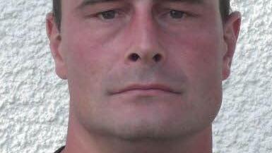 Volker Nahr, 42, spielt seit 37 Jahren beim FC Herzogenaurach "Ich guck' im Sportheim vom FC Herzogenaurach. Oder wir grillen daheim und laden Familie und Freunde ein. Gemeinsam leidet und freut es sich doch besser. Wenn ich Zeit hab', werde ich mir alle Spiele anschauen. Deutschland hat den falschen Kader. Ich konnte nicht nachvollziehen, dass Podolski dabei ist und Kießling nicht."