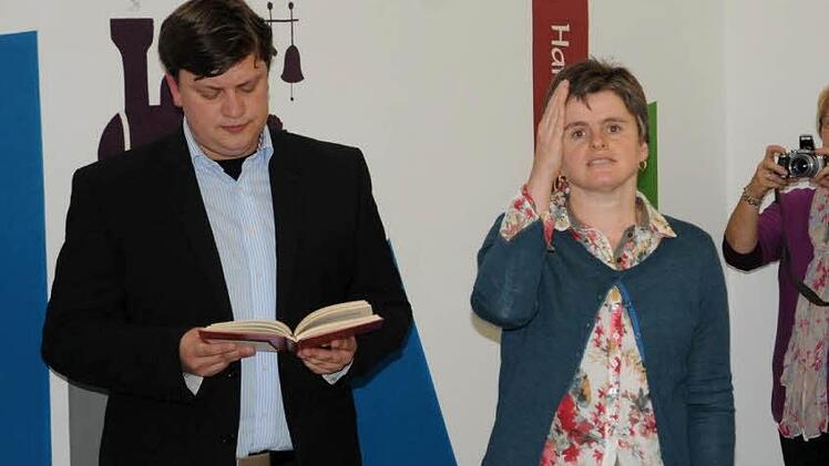 Pfarrerin Claudia Winterstein und Pfarrer Peter Hohlweg (links) erteilten den neuen Räumen den Segen.