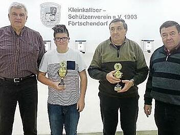 Bei der Pokalvergabe an die besten Teilerschützen: (von links) Obmann Wolfgang Bergmann, "Freihand-Schütze" Tristan Martin, "Aufgelegt-Schütze" Walter Raab und Vorsitzender Harald Scherbel vom KK-SV- Förtschendorf. Foto: Karl- Heinz Hofmann