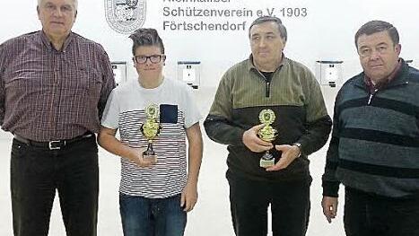 Bei der Pokalvergabe an die besten Teilerschützen: (von links) Obmann Wolfgang Bergmann, "Freihand-Schütze" Tristan Martin, "Aufgelegt-Schütze" Walter Raab und Vorsitzender Harald Scherbel vom KK-SV- Förtschendorf. Foto: Karl- Heinz Hofmann