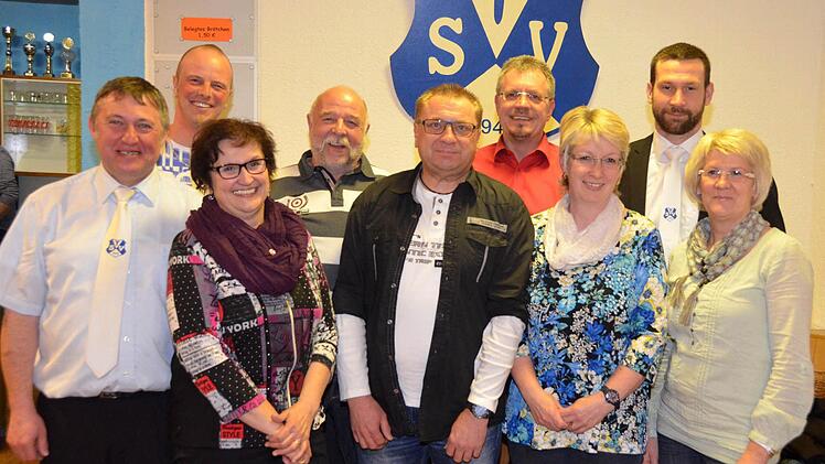 Geehrt wurden beim TSV Waldfenster von Vorsitzendem Frank Heckelmann (links) etliche Mitglieder für 25- bis 50-jährige Mitgliedschaft. Foto: Peter Rauch