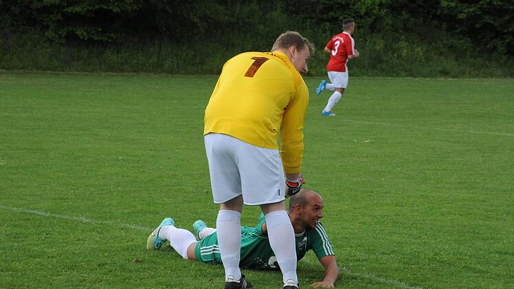 Dampfachs Keeper Daniel Schütz hilft Konstantin Papadopoulos. Foto: Hopf