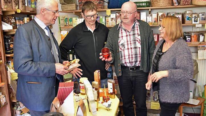Bürgermeister Günther Werner besuchte den Welt-Laden, in dem rund 30 Ehrenamtliche mitarbeiten (von links) : Günther Werner, Franz-Josef Selig, Rudi Langer und Margot Weigand. Fotos: Ulrike Langer