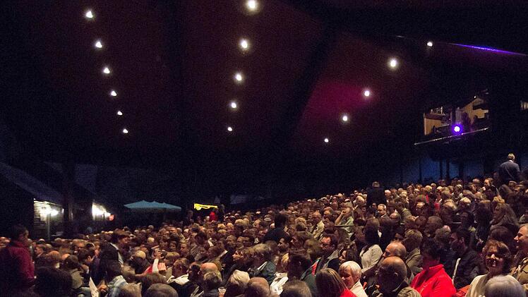 Fast ausverkauft bei Martina Schwarzmanns Auftritt: Waldbühne HeldrittFoto: Jochen Berger