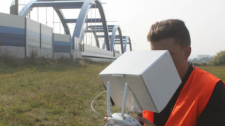 Ein Bahn-Mitarbeiter zeichnet die Messdaten am Computer auf. Foto: Matthias Einwag