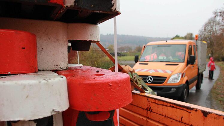 Dieter Fröhlich und sein Team haben den provisorischen Kreisel vor der Einfahrt zu Großenbrach am Mittwochvormittag wieder abgebaut. Sechs Monate lang wurden die Autofahrer vor dem Gewerbegebiet "Mangelsfeld" durch den "Lego-Kreisel" gelotst. Foto: Carmen Schmitt