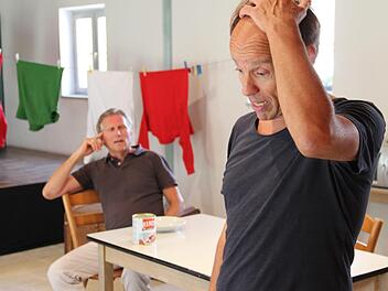 Wolfgang Krebs (im Hintergrund) und Stephan Menzel-Gehrke haben mit den Proben für die Thurnauer Schlossfestspiele begonnen.  Foto: Katharina Müller-Sanke