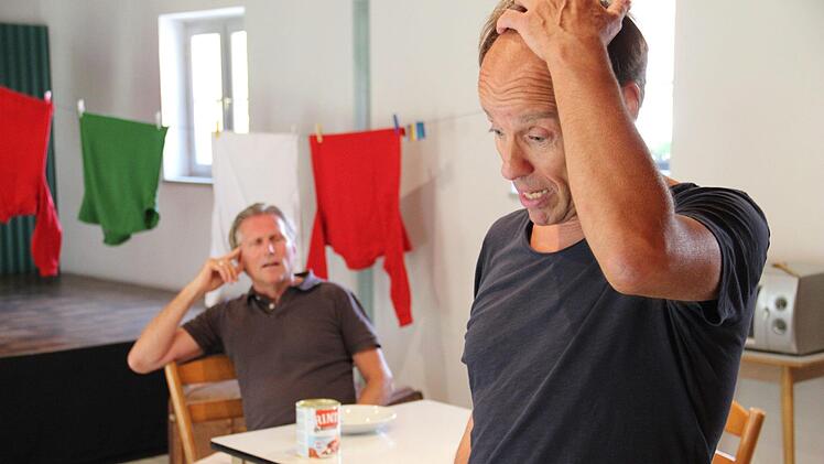 Wolfgang Krebs (im Hintergrund) und Stephan Menzel-Gehrke haben mit den Proben für die Thurnauer Schlossfestspiele begonnen.  Foto: Katharina Müller-Sanke