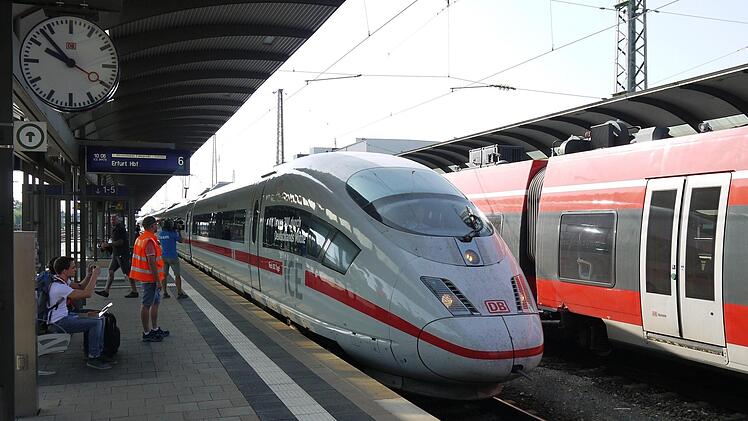 Da kommt er: der ICE vor seiner ersten Fahrt mit 300 durch das Coburger Land. Foto: Berthold Köhler