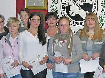 Urkunden und Ehrennadeln verschiedener Stufen nahmen treue Mitglieder im Rahmen der Hauptversammlung entgegen. Rechts: Versammlungsleiterin Zweite Vorsitzende Bettina Witter  Foto: Klaus Oelzner