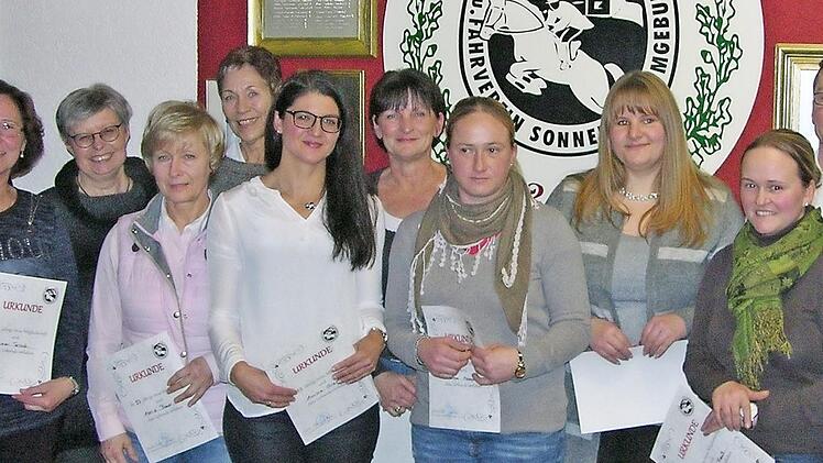 Urkunden und Ehrennadeln verschiedener Stufen nahmen treue Mitglieder im Rahmen der Hauptversammlung entgegen. Rechts: Versammlungsleiterin Zweite Vorsitzende Bettina Witter  Foto: Klaus Oelzner