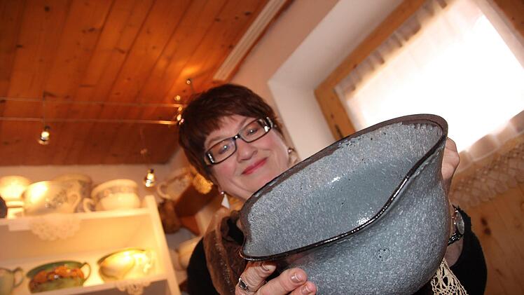 Dieser Nachttopf war im Ersten Weltkrieg ein Stahlhelm. Danach wurde er oben eingedellt, damit er auf dem Boden stehen kann, und emailliert.Diana Fuchs