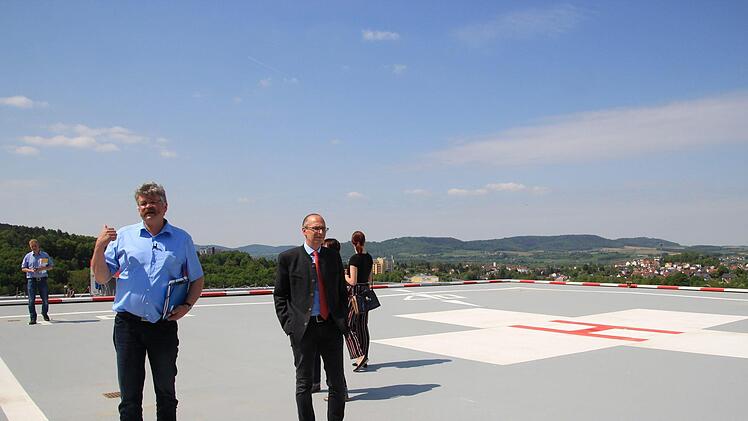 Landrat und Koordinator auf dem Hubschrauberlandeplatz.